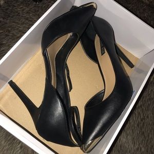 Black Pumps